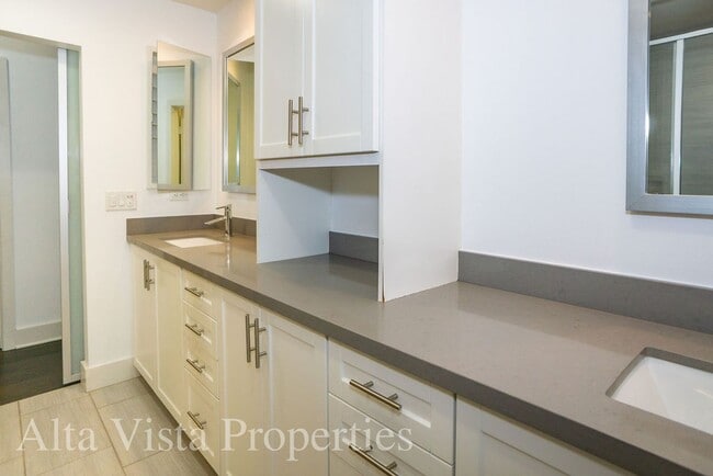 Building Photo - Beautiful Townhome centrally located in Mi...
