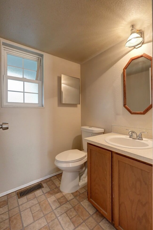 Building Photo - 4-bedroom 2.5 bath on cul-de-sac in Kirkland