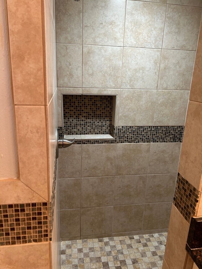 Building Photo - 1702 Maux Dr