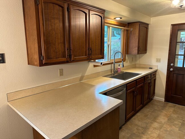 Building Photo - Beautiful 3 bedroom 2 bathroom house in a ...