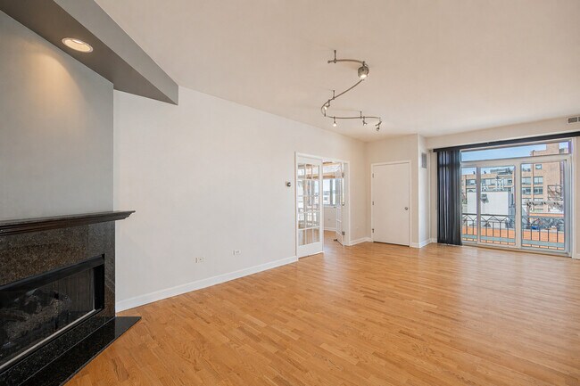 Building Photo - 680 N Green St