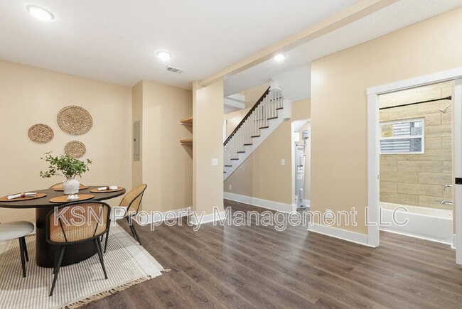 Building Photo - 716 W 38th St