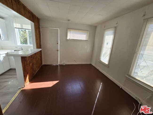 Building Photo - 815 N Poinsettia Pl