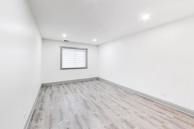 Building Photo - 6882 W Touhy Ave