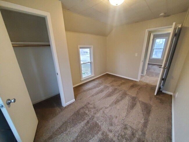 Building Photo - 4 Bedroom, 1 Bathroom home just South of Downtown!