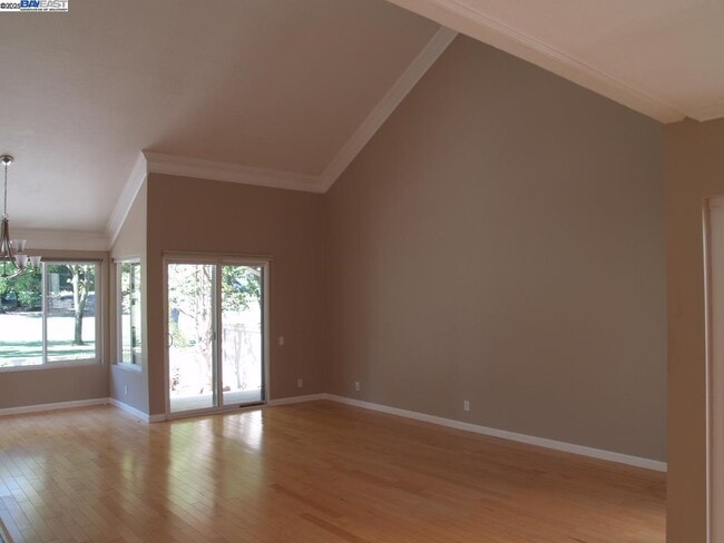 Building Photo - 647 Doral Dr