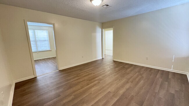 Building Photo - 711 Plum St