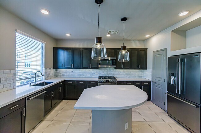 Building Photo - Rooftop Balcony