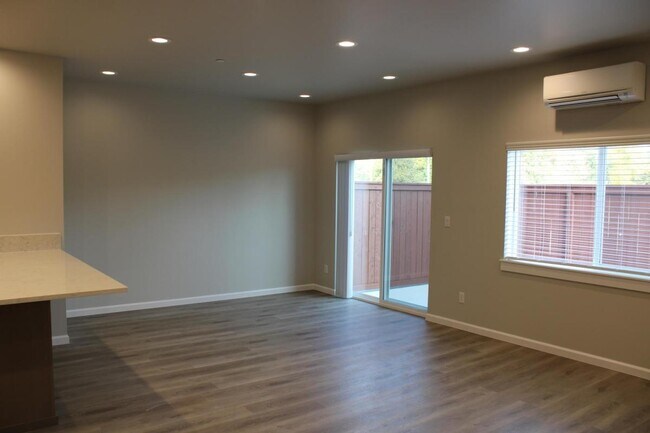 Building Photo - "Stunning 3-Bedroom Townhouse with attache...