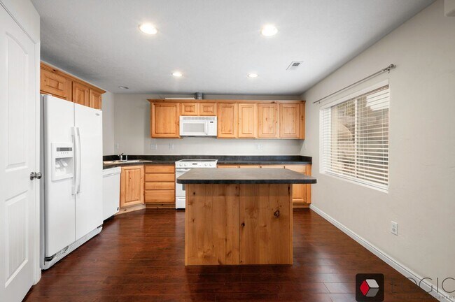 Building Photo - 3864 E Clubhouse Ln
