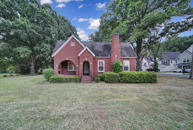 Primary Photo - Lovely Brick Ranch Home Close to Uptown Ch...