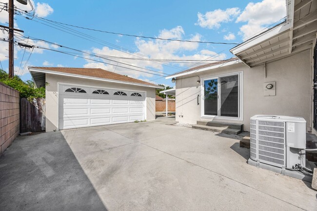 Building Photo - 3 Bed / 2 Bath Home with 2 Car Garage