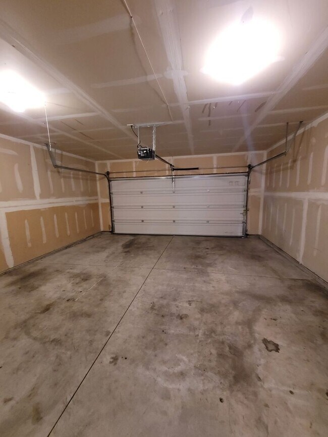 Building Photo - House with Double Car Garage