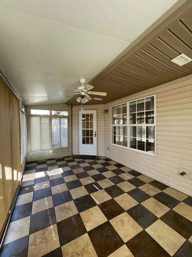 Building Photo - Maryville 37801 - 2 bedroom, 2 bath condo with a 1-car garage & sunroom - Call Tom Parry (865) 60...