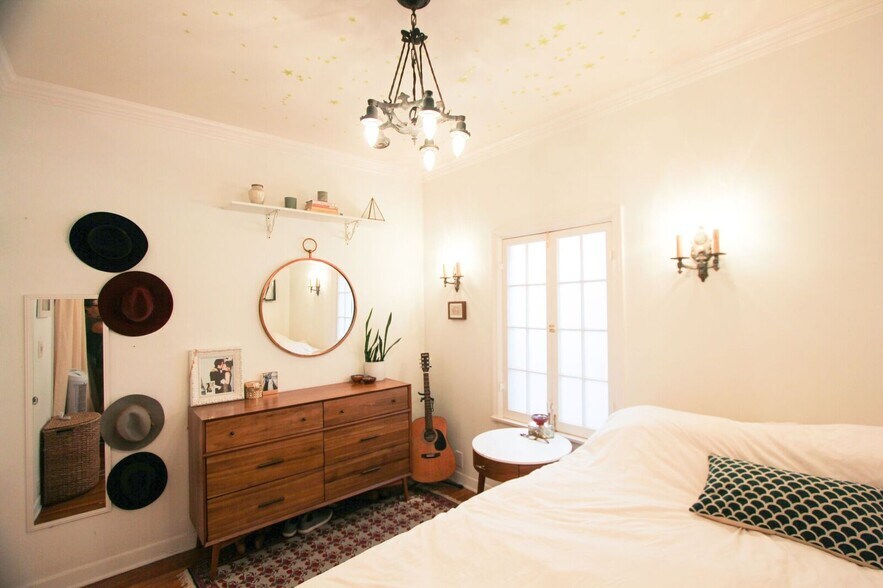 Building Photo - 3360 Descanso Dr