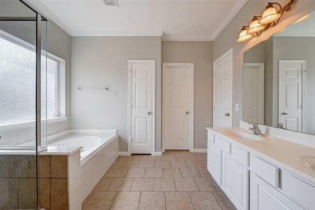 Building Photo - 13922 Normandy Ct