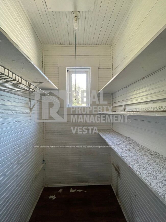 Building Photo - Spacious Home With Lots of Charm in Histor...