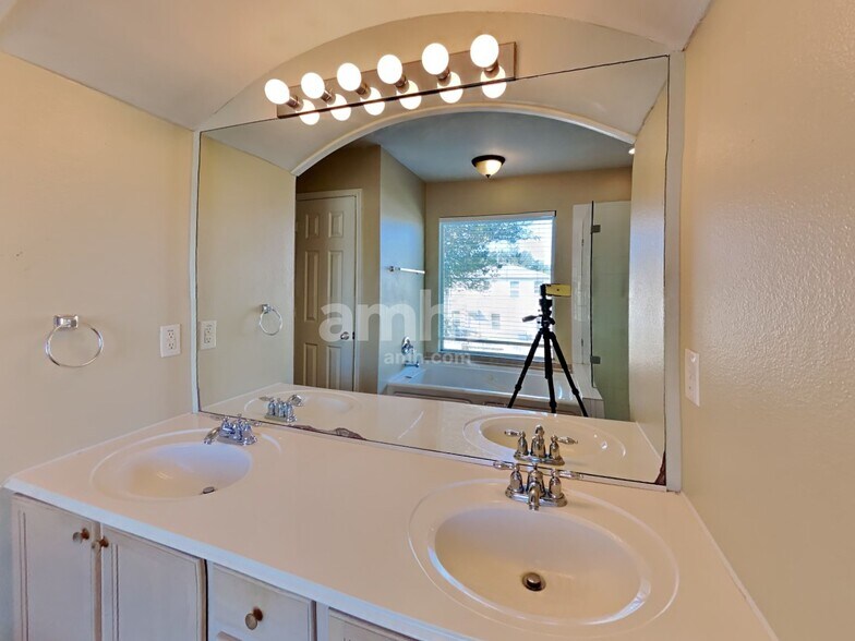 Building Photo - 3203 Farrel Hill St