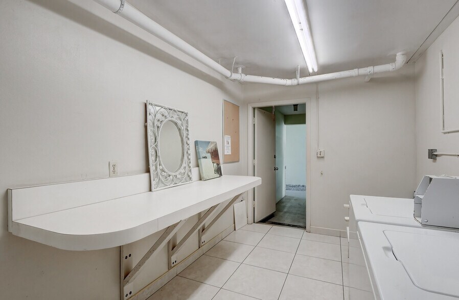 Building Photo - 975 9th Ave S