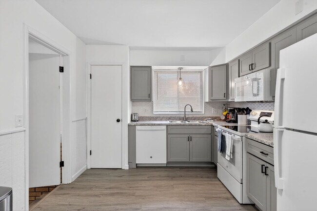 Building Photo - 1545 Reale Ave