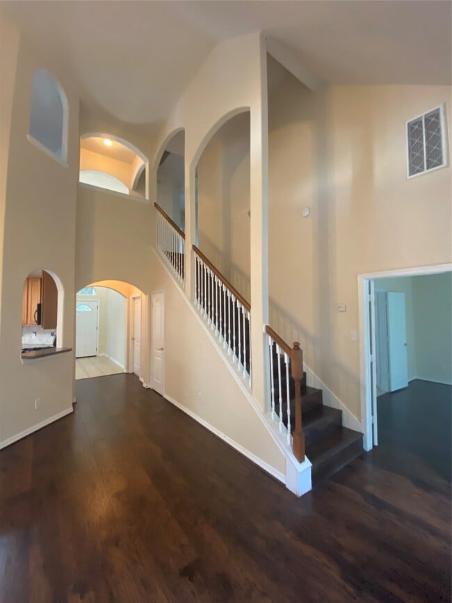 Building Photo - 9210 Hidden Lake E Dr