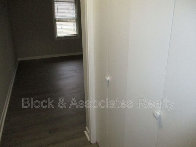 Building Photo - 302 Windsor Manor Way