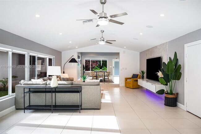 Building Photo - 1019 NE 115th St