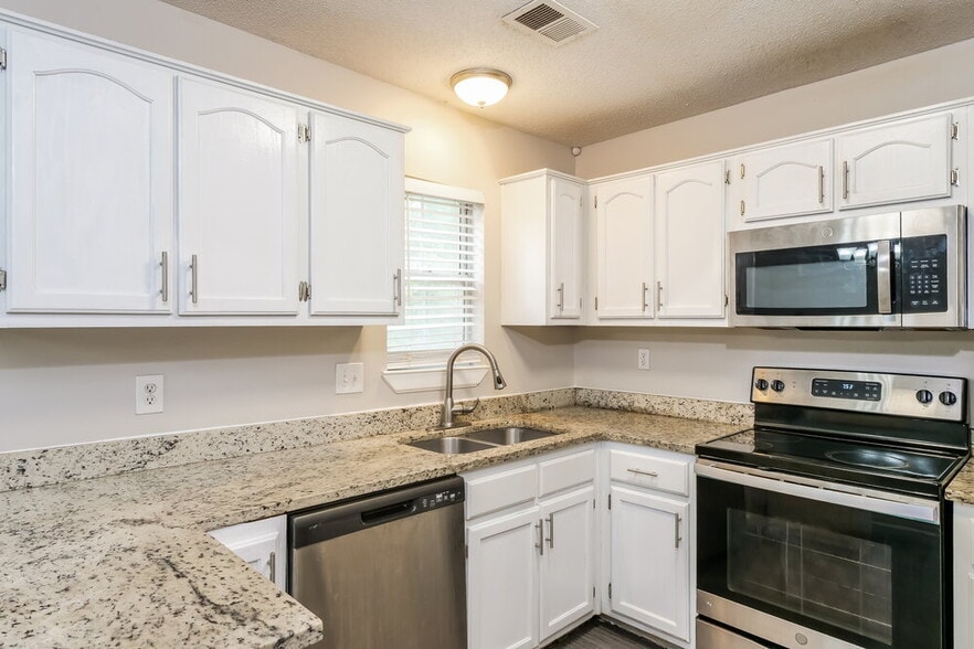Building Photo - 8793 5 Oaks Dr W