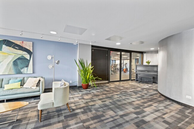 Building Photo - 4343 N Clarendon Ave