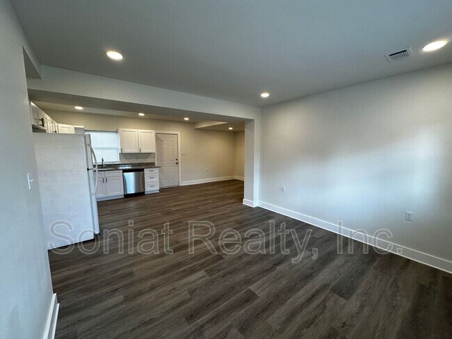 Building Photo - 3302 Nashville Ave