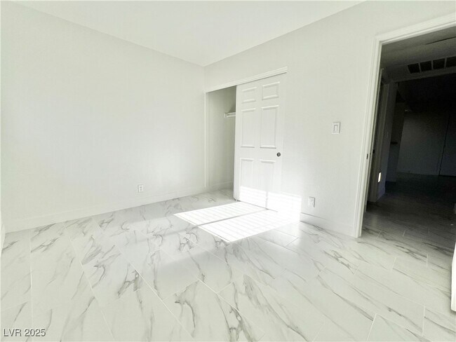 Building Photo - 5161 River Glen Dr