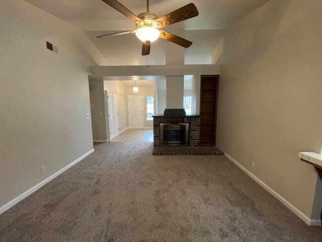 Building Photo - Fabulous 3 Bed 2 Bath home in the Heart of Elk Grove