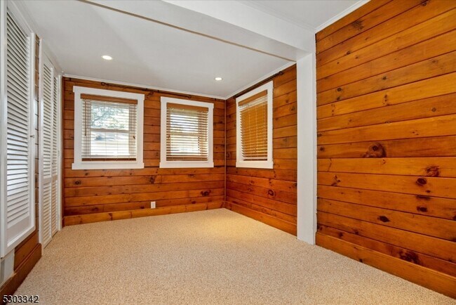 Building Photo - 63 Iroquois Trail