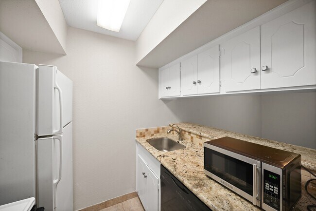 Building Photo - 2201 Fountain View Dr