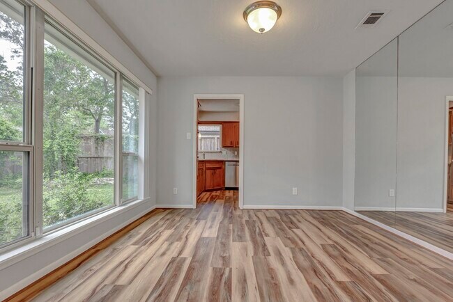 Building Photo - 17 Wishbonebush Rd