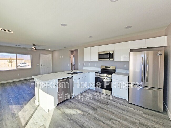 Building Photo - 561 Valiant Ave