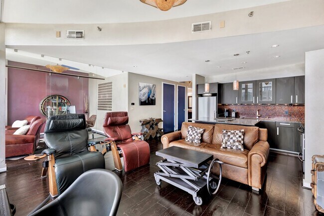 Building Photo - Fully Furnished 15th Floor Condo At Icon I...