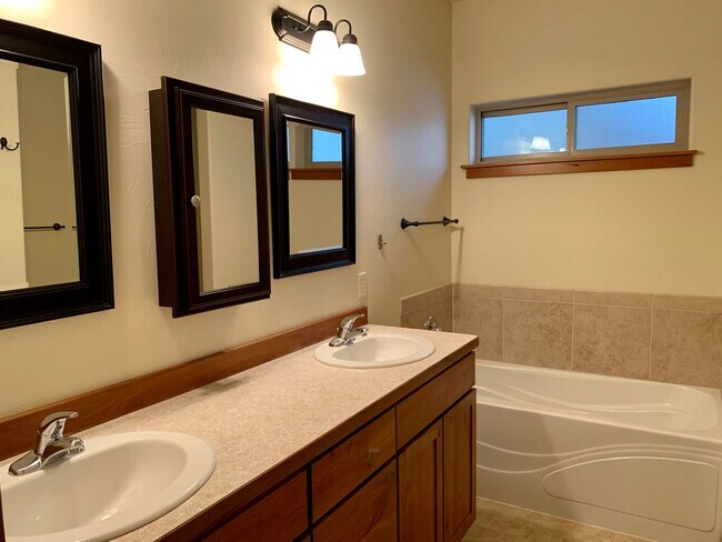 Building Photo - 3 Bed 2 Bath Single Home with wood floors ...