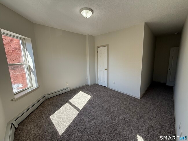 Building Photo - 834 Park St