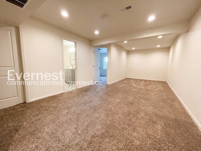 Building Photo - 3194 Fairmont Dr