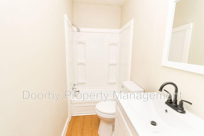 Building Photo - 2215 Allin St