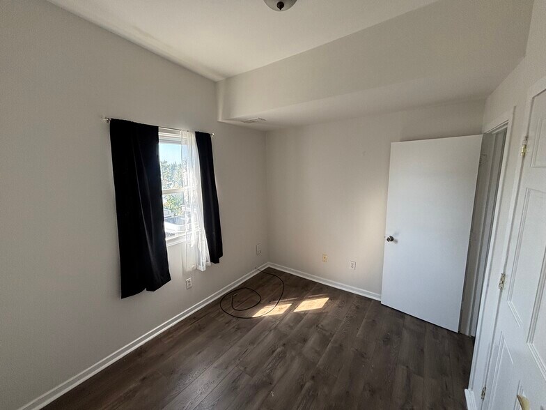 Building Photo - 1918 W Diamond St