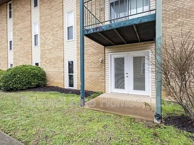 Building Photo - 555 N Dupont Ave