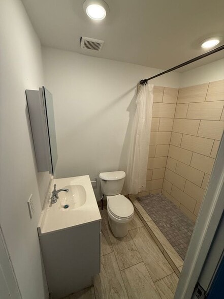 Building Photo - 4028 W Girard Ave