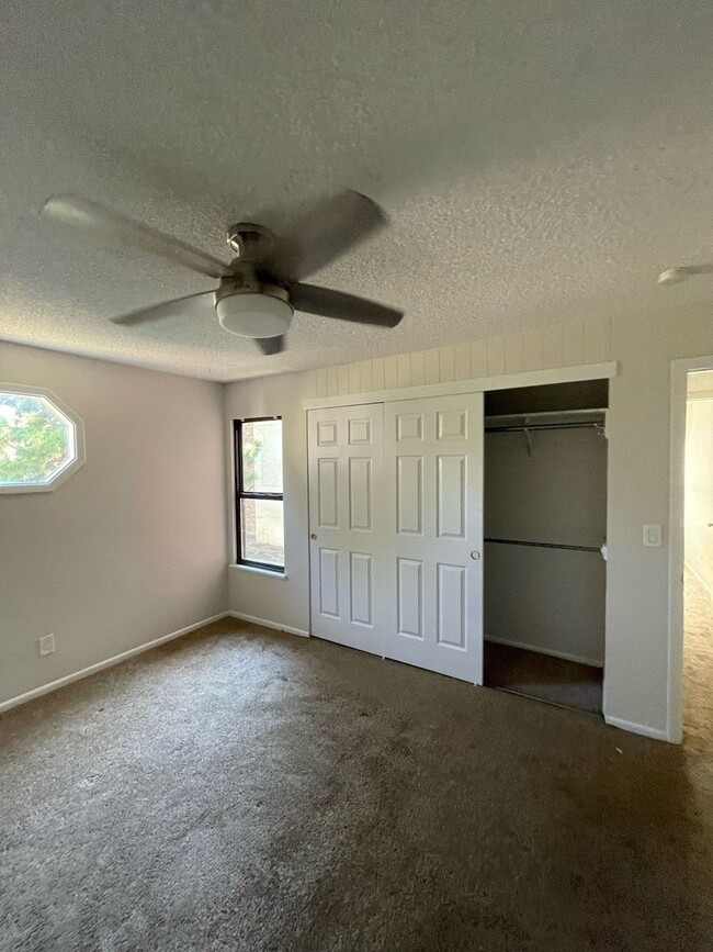 Building Photo - 3BD/ 2BA Apartment! MOVE IN READY w/ 1 MON...