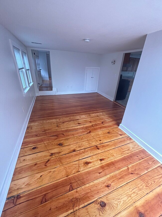 Main entrance looking in to LR - 15 Eastern Ave