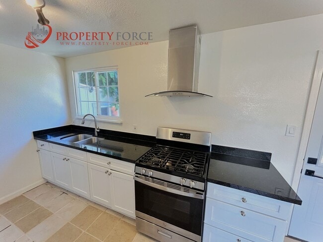 Building Photo - 2 Bedroom 1 Bath - Nicely Updated home wit...