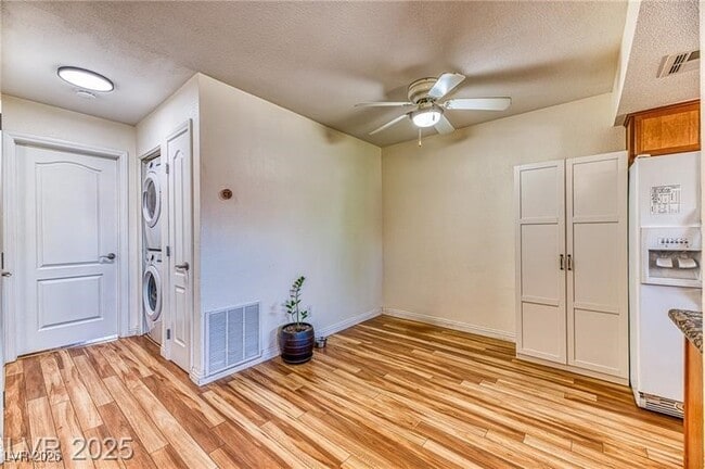 Building Photo - 7200 W Pirates Cove Rd