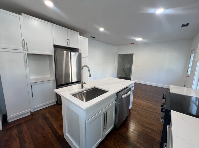 Building Photo - 10 Stark St