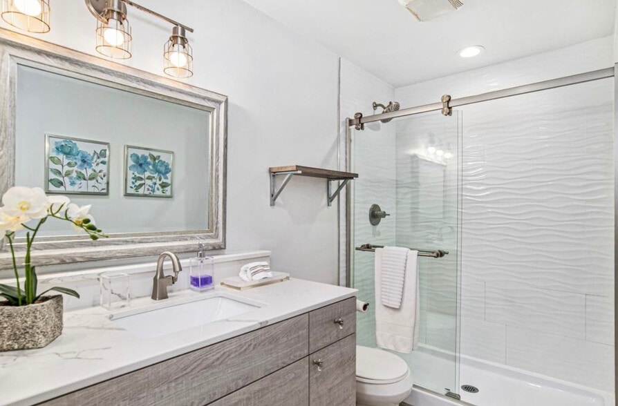 Staged bathroom before renovations - 3051 Malcolm Ave